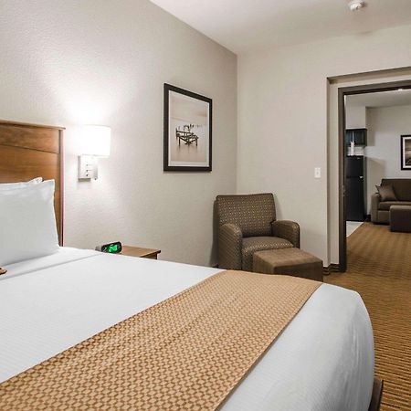 Quality Inn & Suites Estevan Buitenkant foto