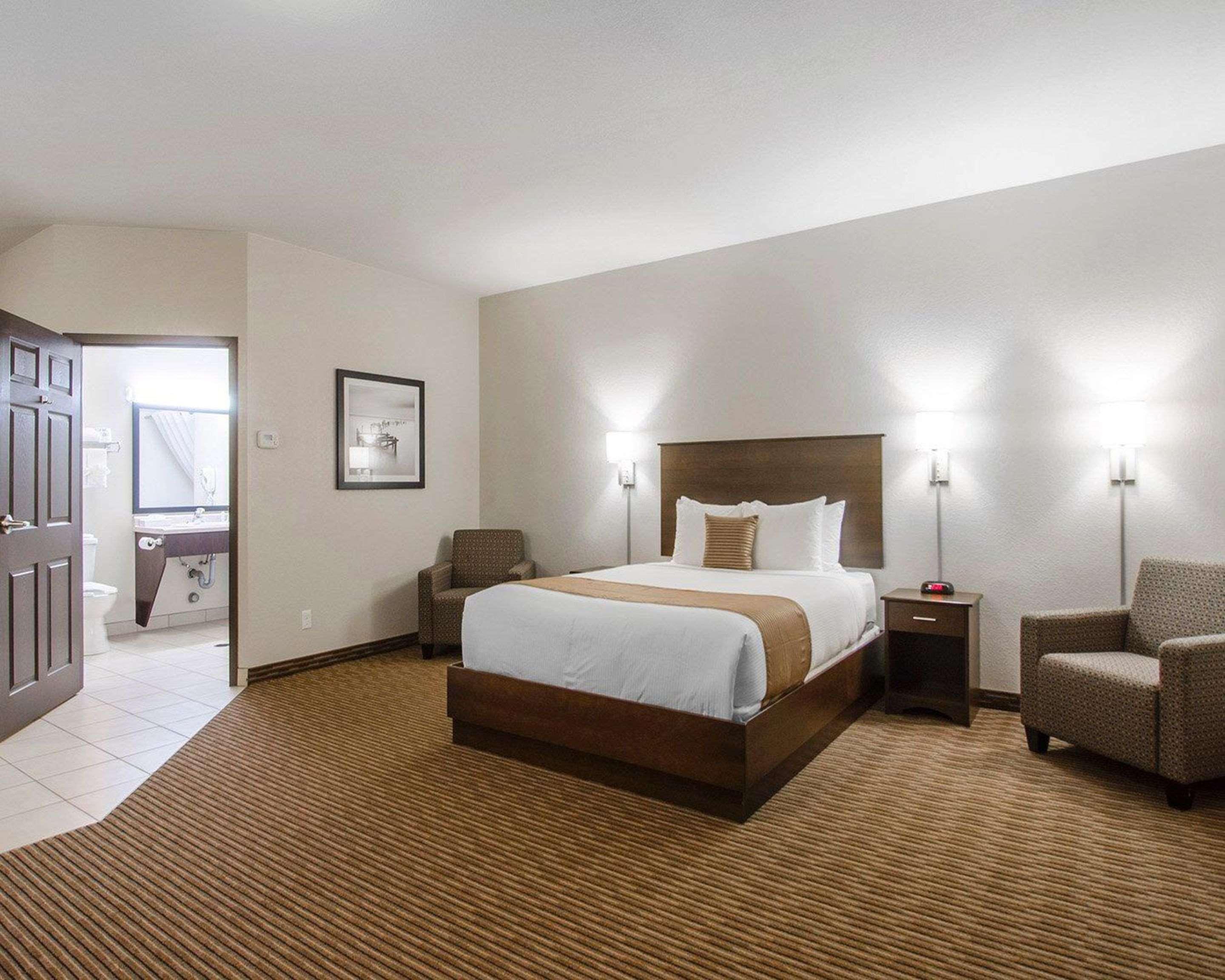 Quality Inn & Suites Estevan Buitenkant foto