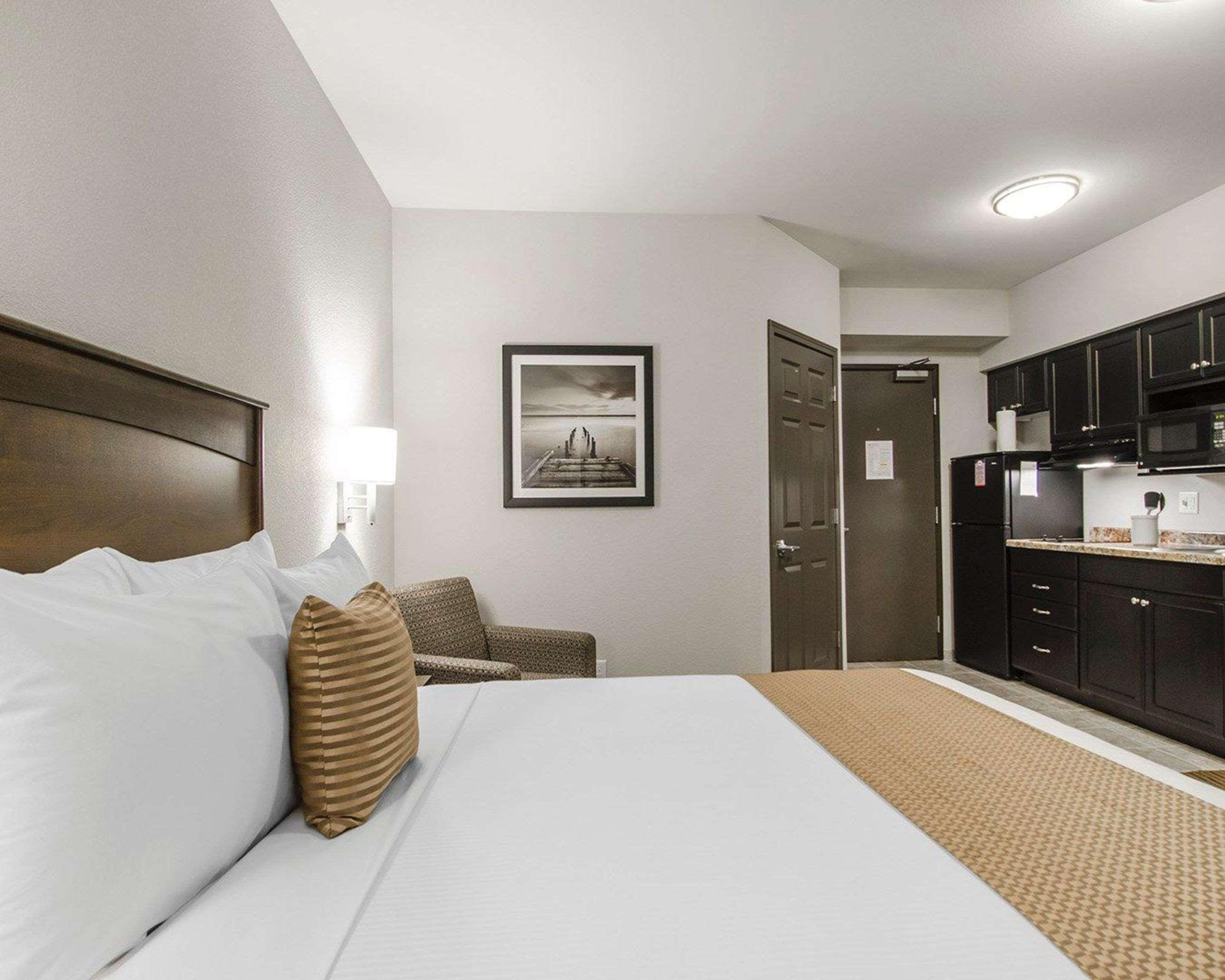 Quality Inn & Suites Estevan Buitenkant foto