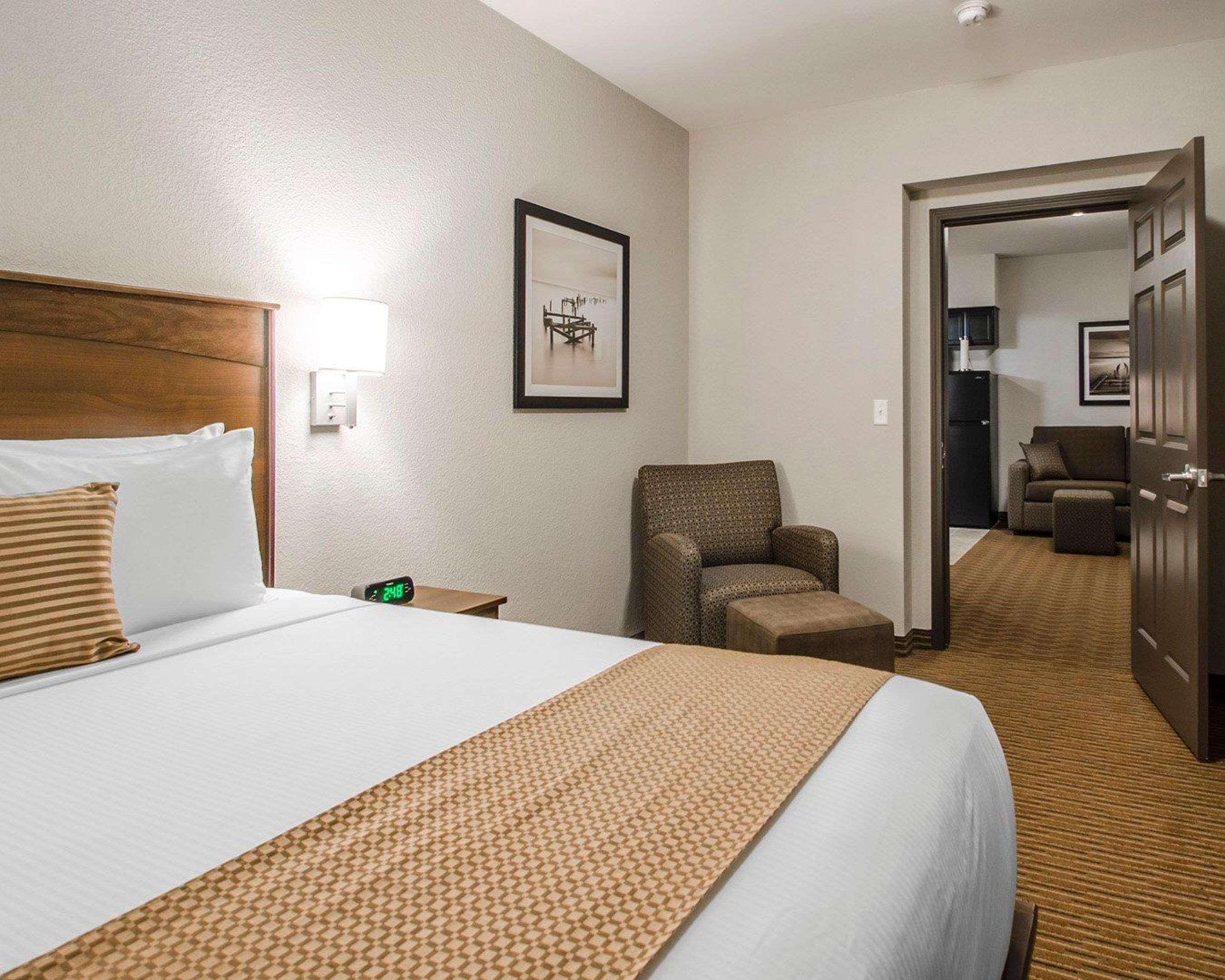 Quality Inn & Suites Estevan Buitenkant foto