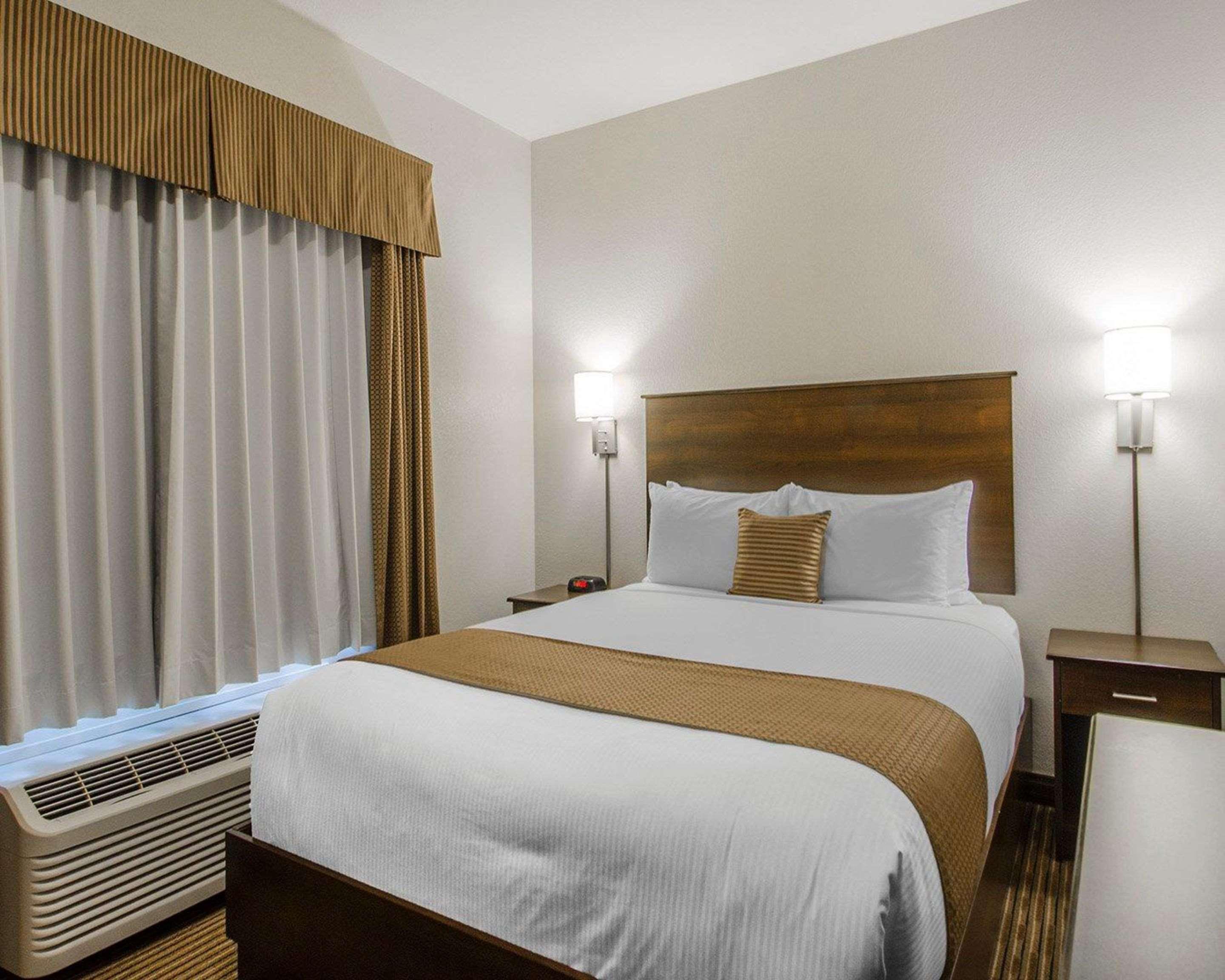 Quality Inn & Suites Estevan Buitenkant foto