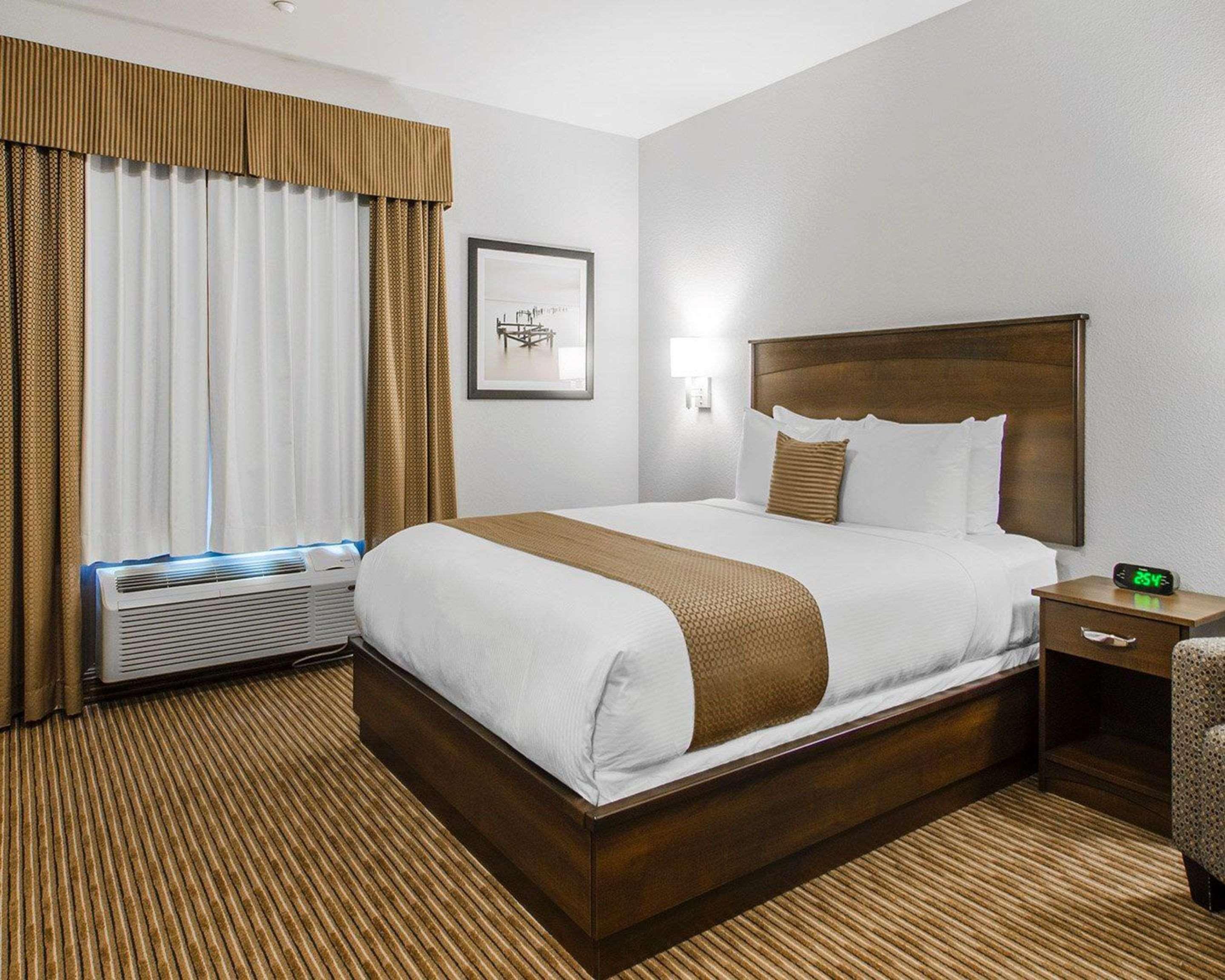 Quality Inn & Suites Estevan Buitenkant foto