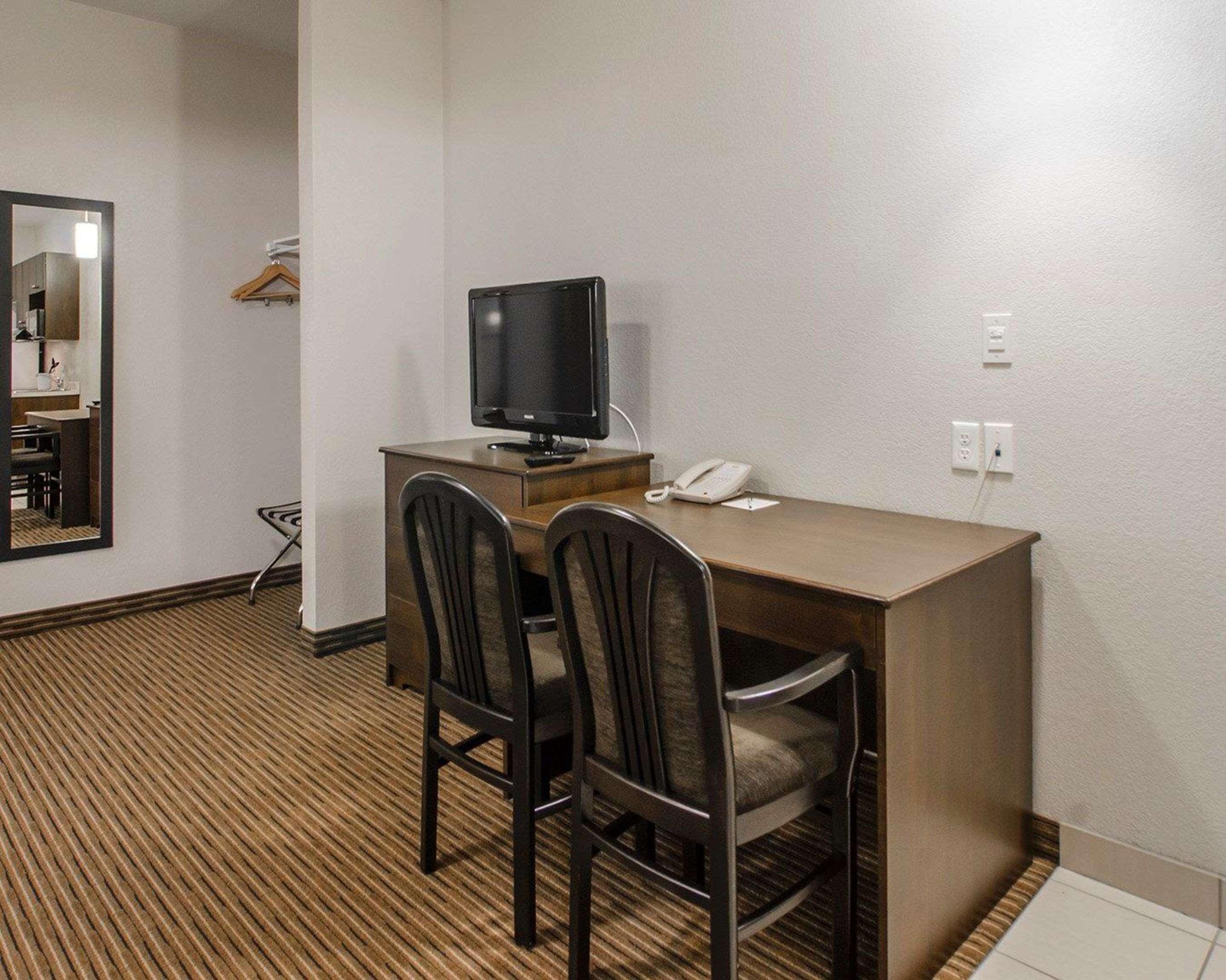 Quality Inn & Suites Estevan Buitenkant foto