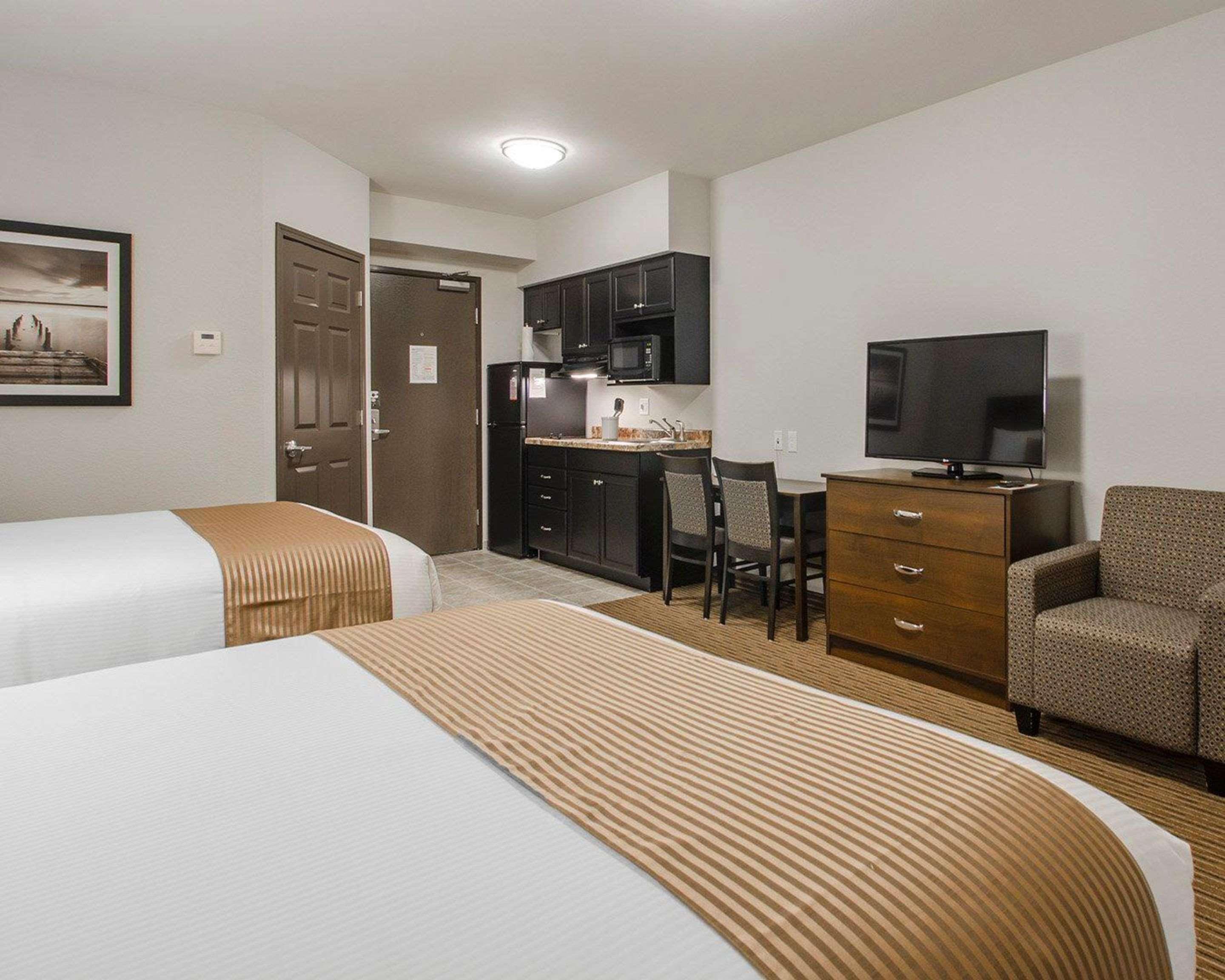 Quality Inn & Suites Estevan Buitenkant foto