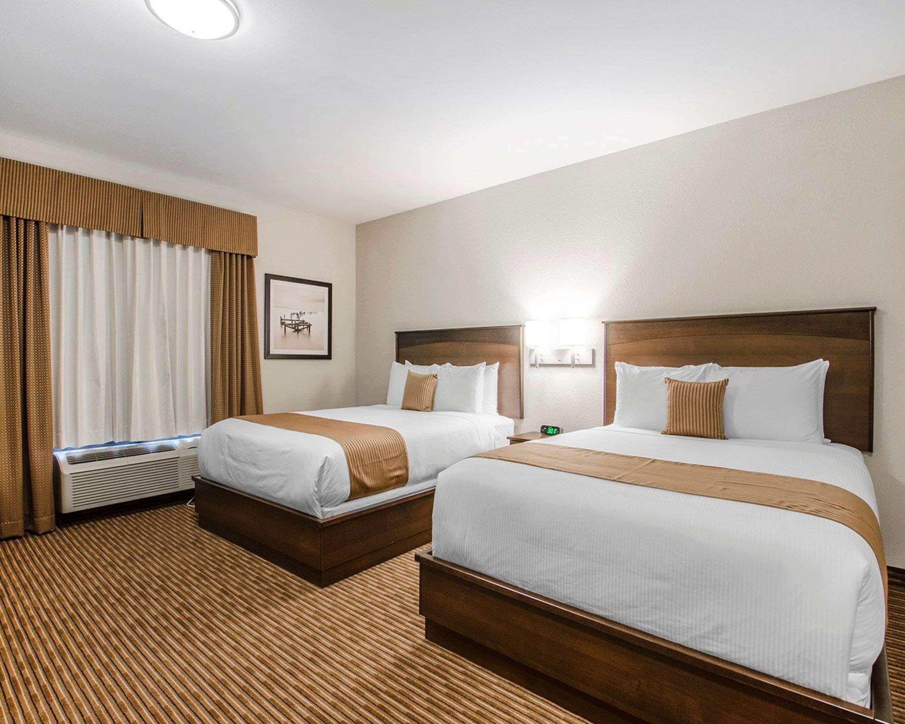 Quality Inn & Suites Estevan Buitenkant foto