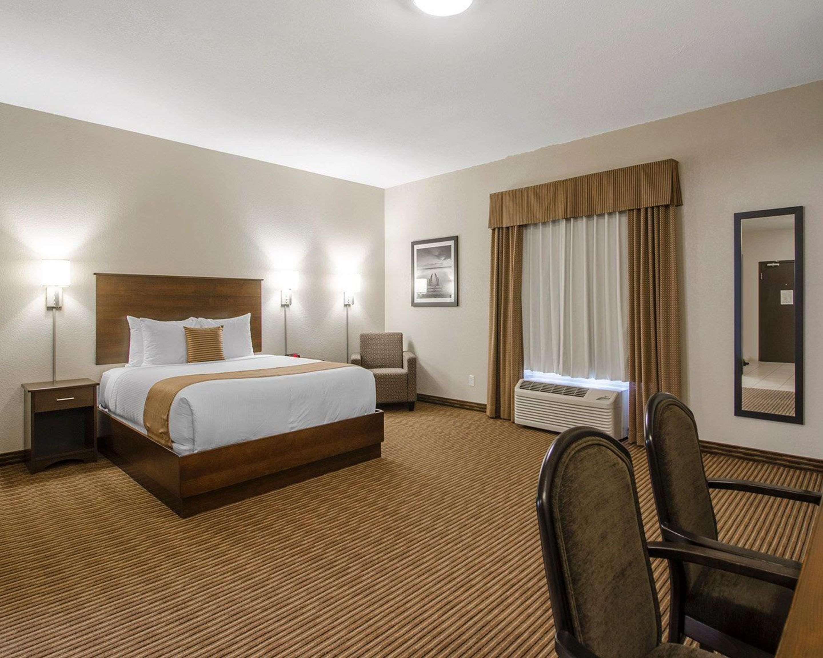 Quality Inn & Suites Estevan Buitenkant foto