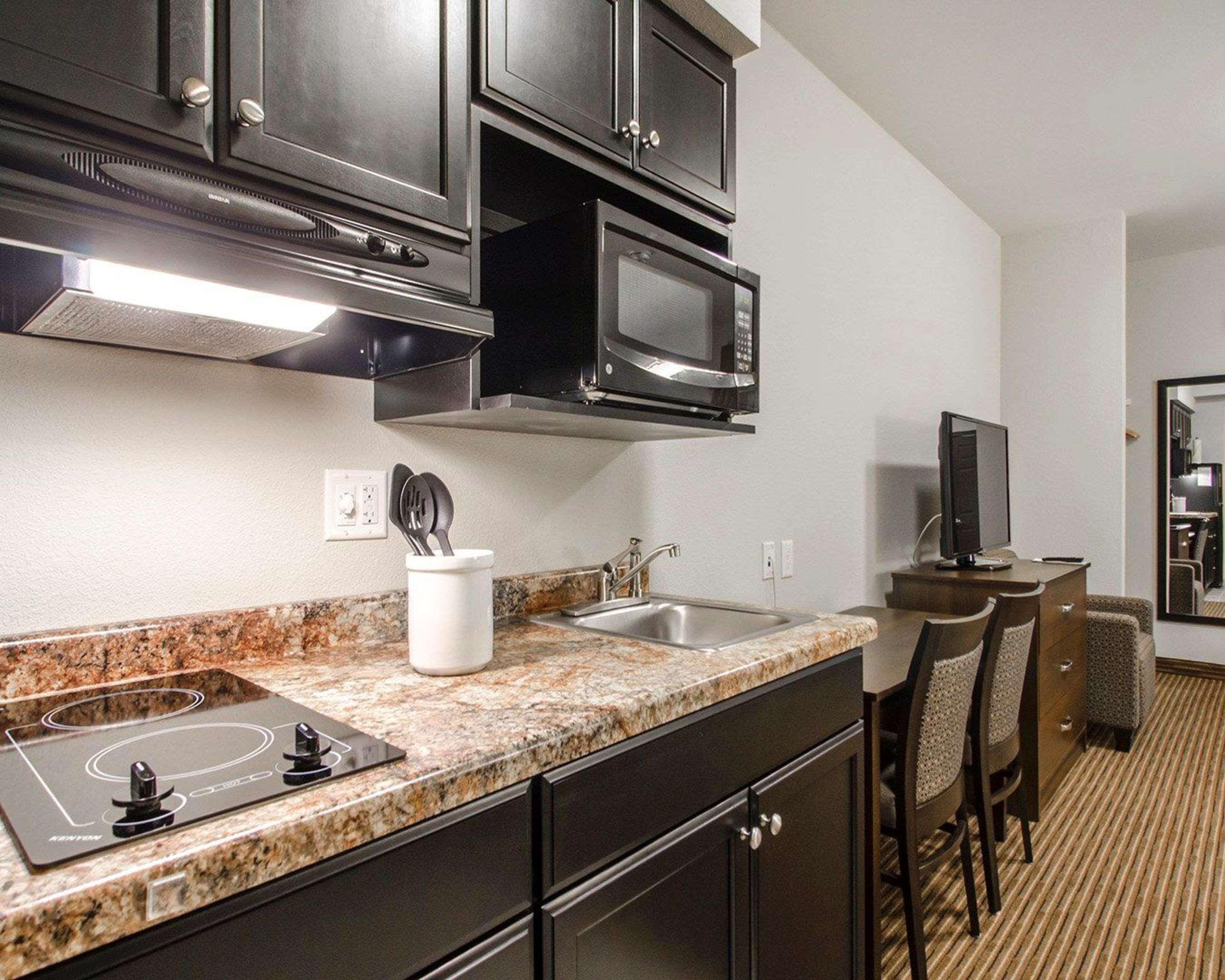 Quality Inn & Suites Estevan Buitenkant foto