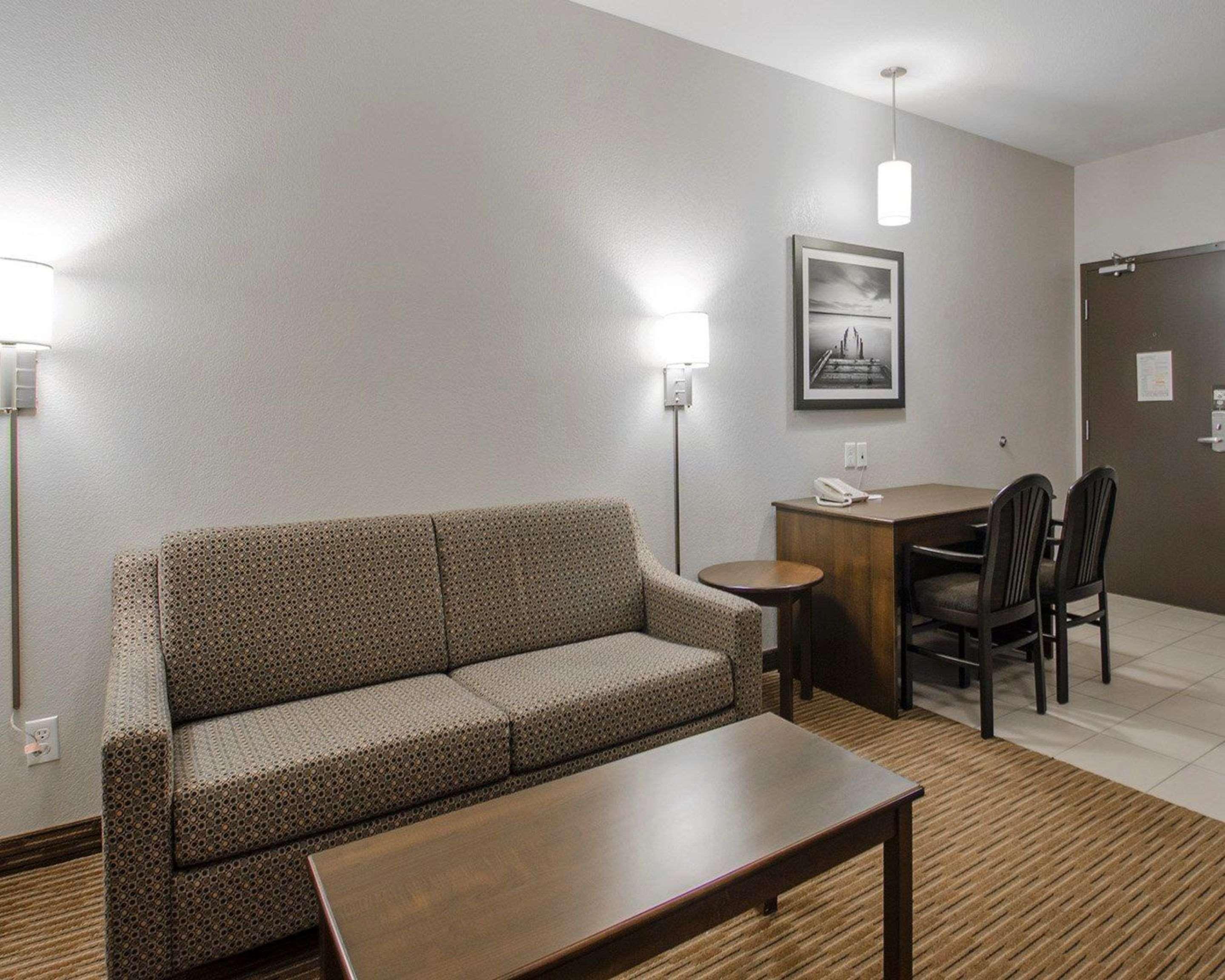 Quality Inn & Suites Estevan Buitenkant foto
