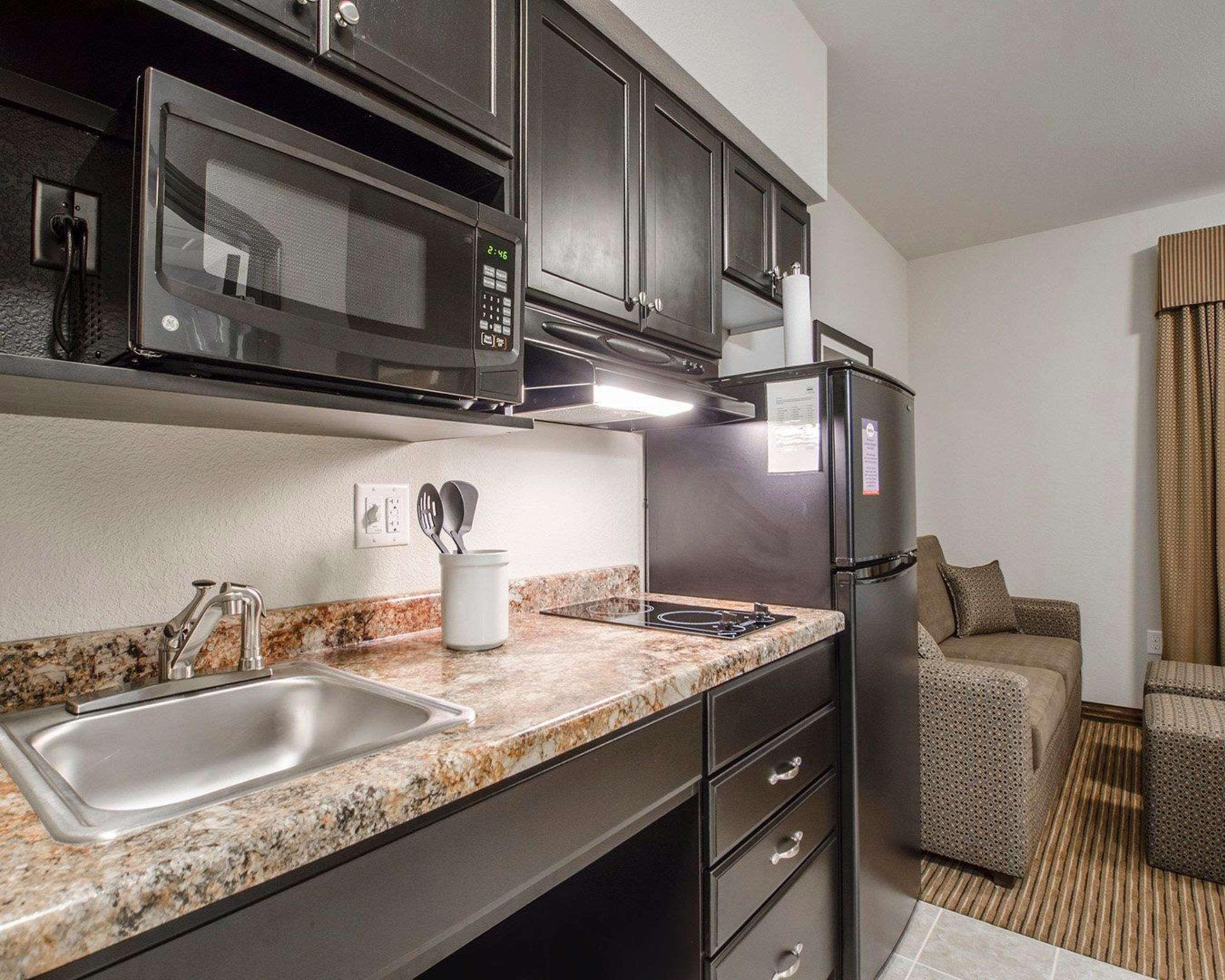 Quality Inn & Suites Estevan Buitenkant foto