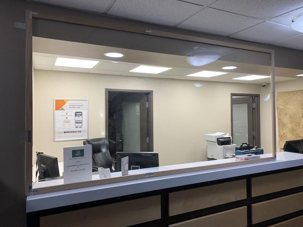 Quality Inn & Suites Estevan Buitenkant foto